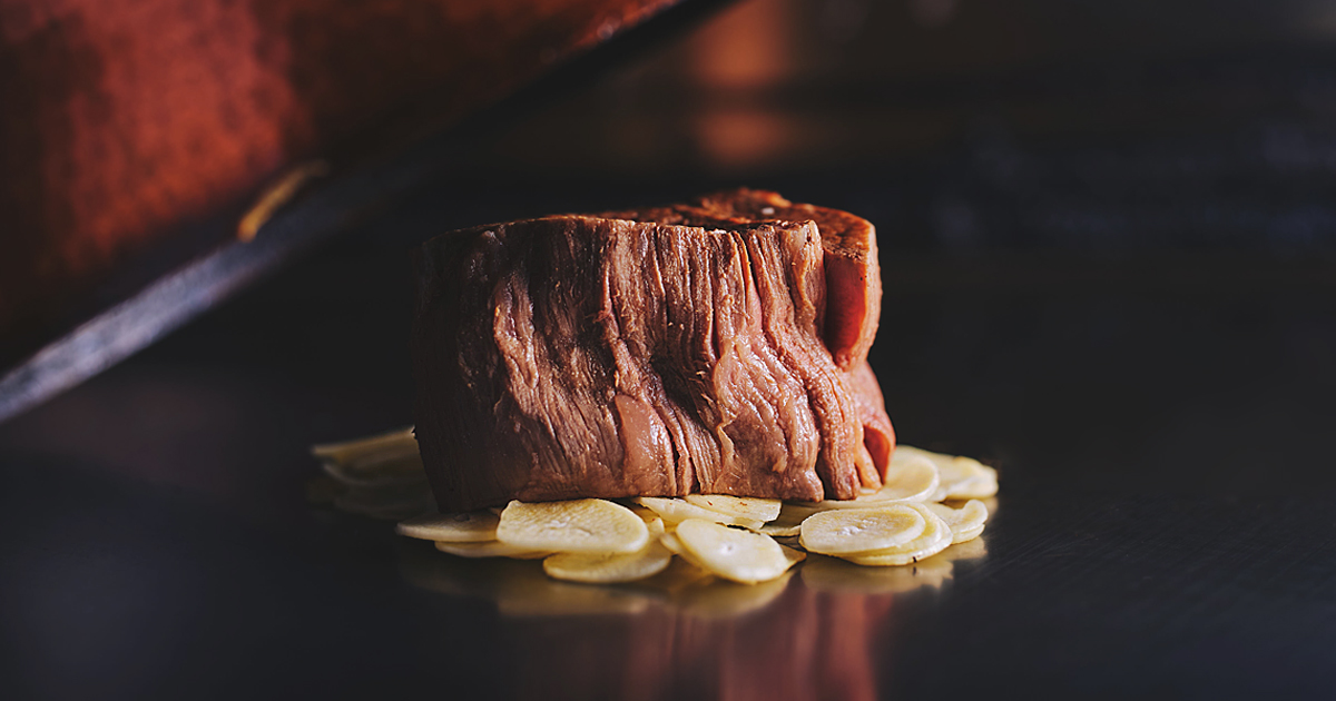 ステーキハウスゆたか　祇園／銀座 – 京都・祇園生まれの本格ステーキを。落ち着いた空間で、極上の国産和牛ステーキの味わいをご堪能ください。落ち着いた空間でいただく最高の国産和牛はランチにもディナーも極上の味わい。大人にふさわしい京のおもてなしを祇園でも銀座でも。